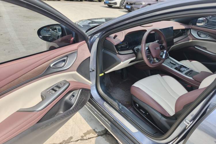 Used BYD Seal 2024 HONOR Edition DM-i 1.5L 121km Prestige Model Interior 4