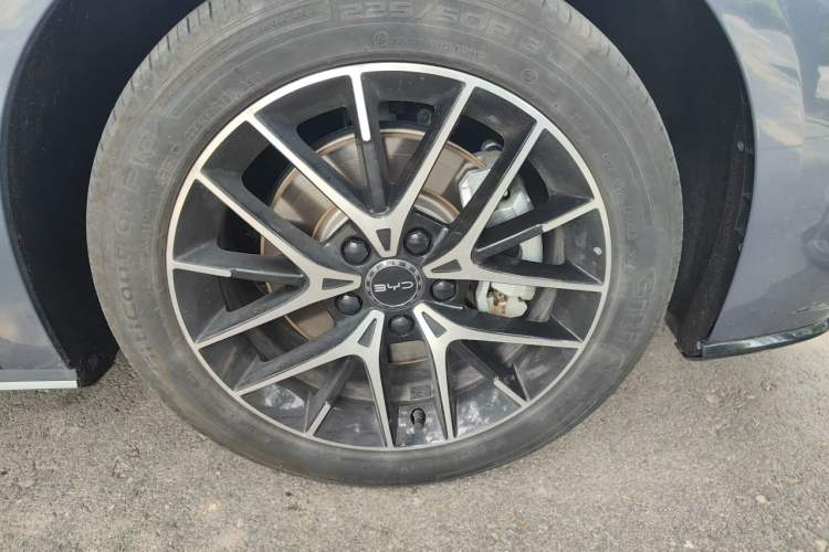 Used BYD Seal 2024 HONOR Edition DM-i 1.5T 121km Flagship Model Right Front Wheel Hub