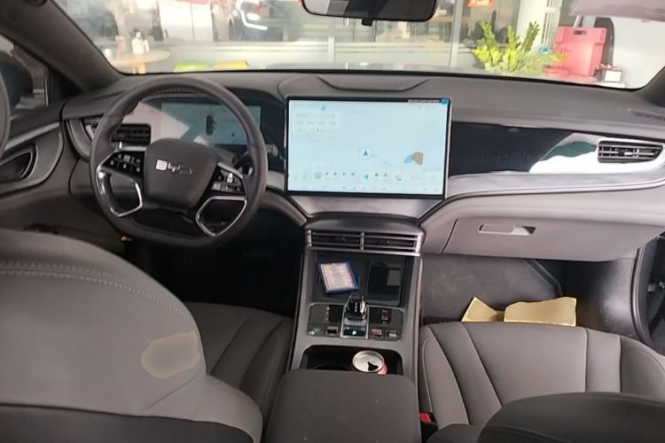 Used BYD Seal 2024 HONOR Edition DM-i 1.5L 121km Luxury Model Center Console
