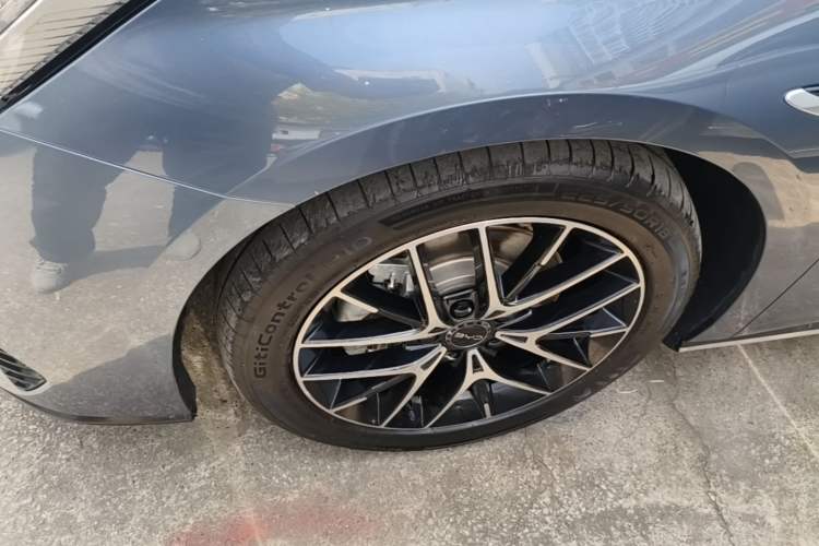 Used BYD Seal 2024 HONOR Edition DM-i 1.5L 121km Luxury Model Left Front Wheel Hub