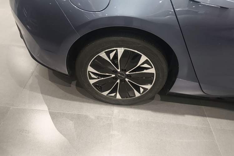 Used BYD Seal 2024 Honor Edition 550km Premium Model Right Rear Wheel Hub