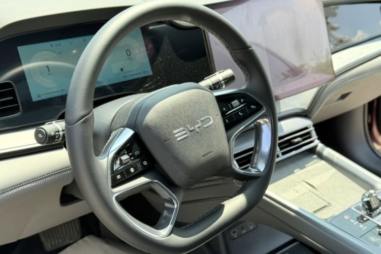 Used BYD Seal 2024 HONOR Edition DM-i 1.5L 121km Luxury Model Interior 8