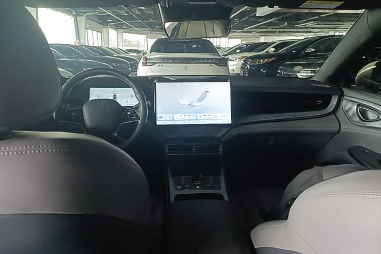 Used BYD Seal 2024 HONOR Edition DM-i 1.5L 121km Luxury Model Center Console