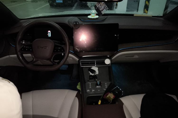 Used BYD Seal 2024 HONOR Edition DM-i 1.5L 121km Prestige Model Center Console