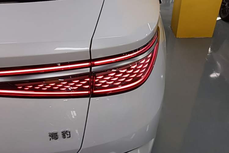 Used BYD Seal 2024 HONOR Edition DM-i 1.5L 121km Luxury Model Exterior 3