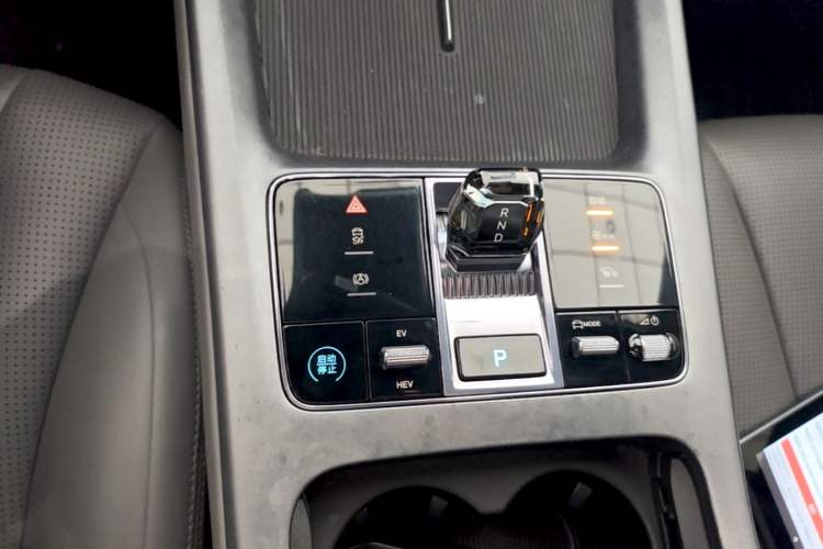 Used BYD Seal 2024 HONOR Edition DM-i 1.5L 121km Elite Model Gear Lever