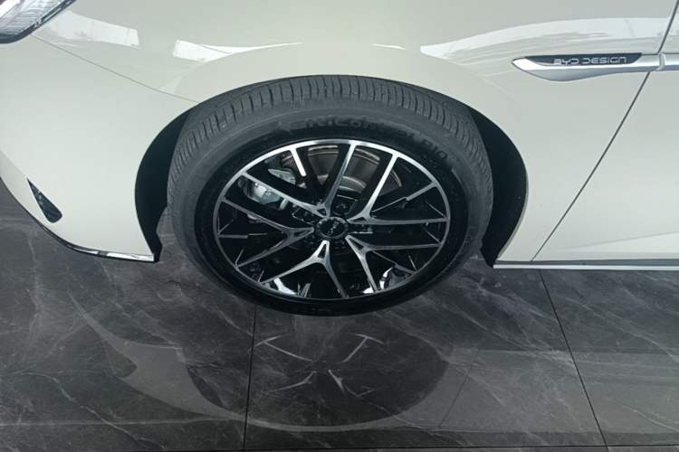 Used BYD Seal 2024 HONOR Edition DM-i 1.5L 121km Luxury Model Left Front Wheel Hub