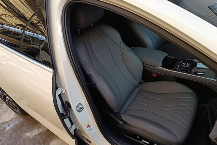Used BYD Seal 2024 HONOR Edition DM-i 1.5T 121km Flagship Model Right Front Seat