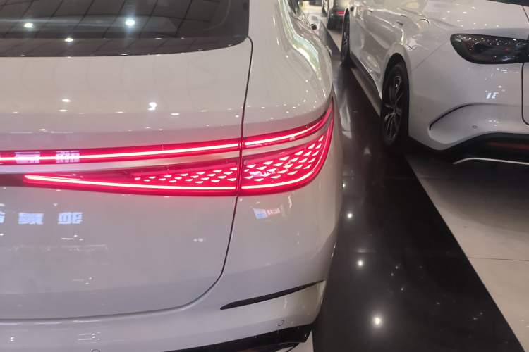 Used BYD Seal 2024 HONOR Edition DM-i 1.5L 121km Elite Model Right Rear Taillight