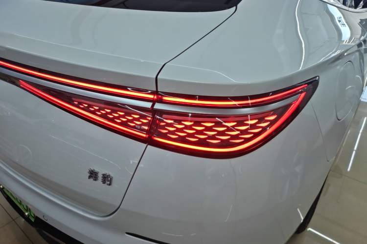 Used BYD Seal 2024 HONOR Edition DM-i 1.5L 121km Luxury Model Right Rear Taillight