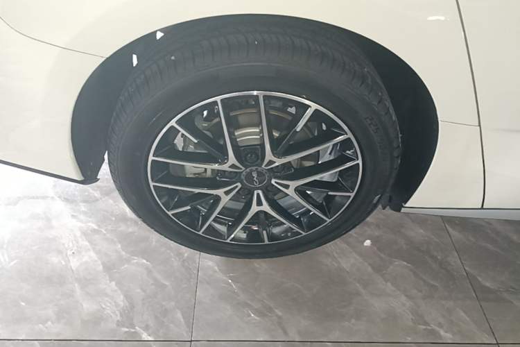Used BYD Seal 2024 HONOR Edition DM-i 1.5L 121km Luxury Model Right Rear Wheel Hub