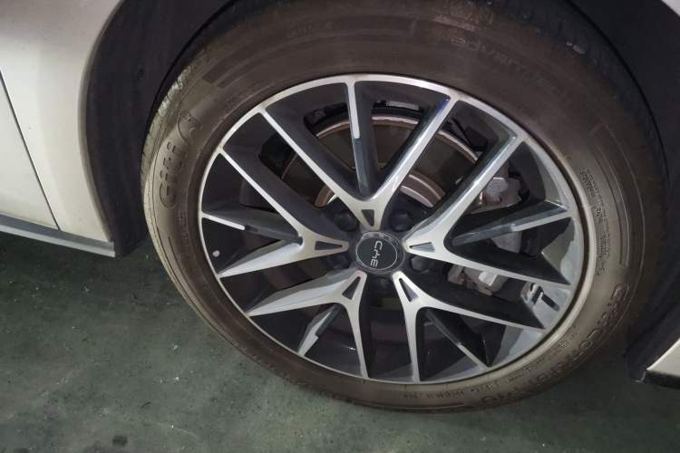 Used BYD Seal 2024 HONOR Edition DM-i 1.5T 121km Flagship Model Right Front Wheel Hub