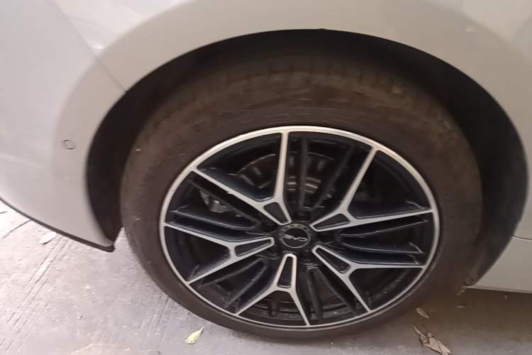 Used BYD Seal 2025 Revised Version 650 Intelligent Driving Edition Right Rear Wheel Hub