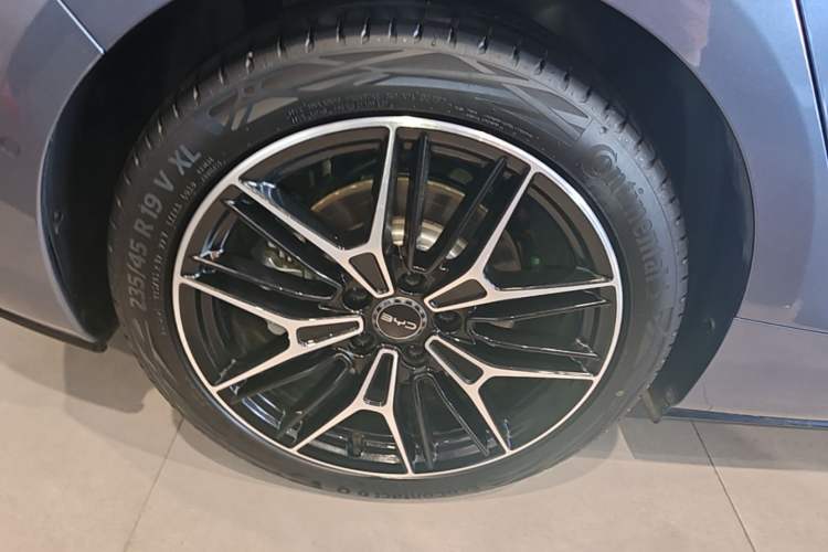 Used BYD Seal 2025 Revised Version 650 Intelligent Driving Edition Right Rear Wheel Hub