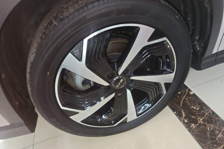 Used BYD Sealion 05 DM-i 2025 DM-i 115KM Flagship Model Left Front Wheel Hub
