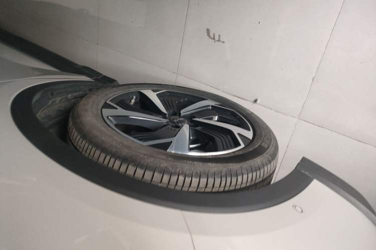 Used BYD Sealion 05 DM-i 2025 DM-i Smart Drive 115KM Flagship Model Left Front Wheel Hub