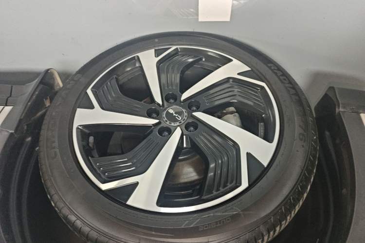 Used BYD Sealion 05 DM-i 2025 DM-i 115KM Flagship Model Left Front Wheel Hub
