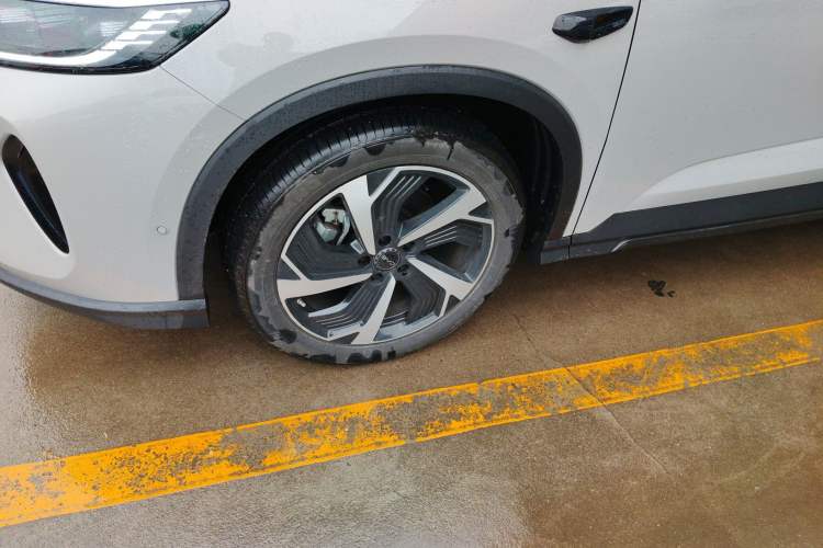 Used BYD Sealion 05 DM-i 2025 DM-i Smart Drive 115KM Flagship Model Left Front Wheel Hub