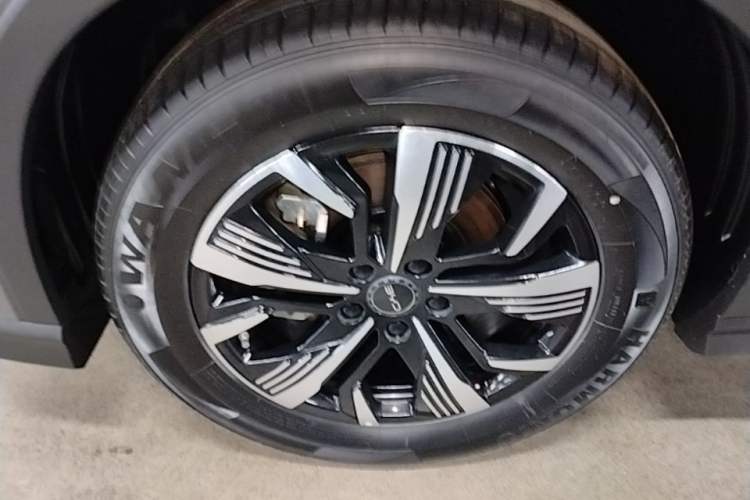 Used BYD Sealion 05 DM-i 2025 DM-i 115KM Prestige Model Left Front Wheel Hub