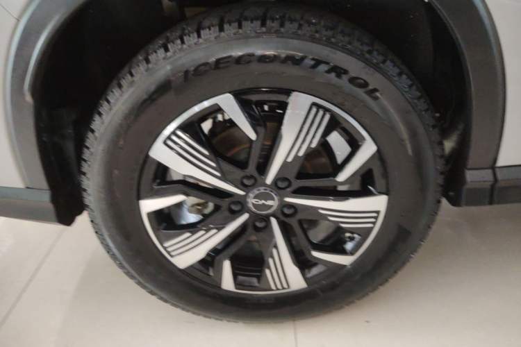 Used BYD Sealion 05 DM-i 2025 DM-i 75KM Prestige Model Right Rear Wheel Hub