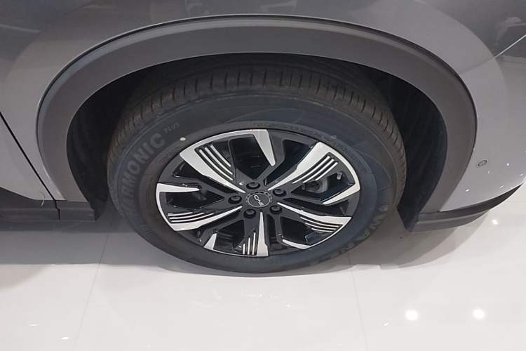 Used BYD Sealion 05 DM-i 2025 DM-i Intelligent Driving 75KM Prestige Model Right Rear Wheel Hub