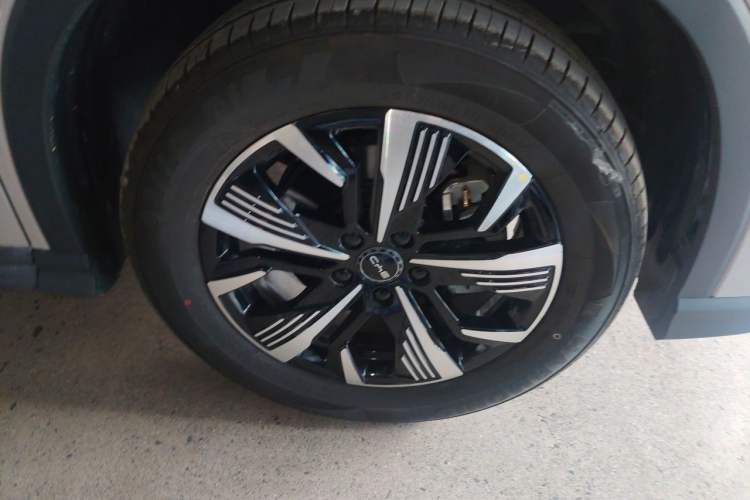 Used BYD Sealion 05 DM-i 2025 DM-i 75KM Luxury Model Right Front Wheel Hub