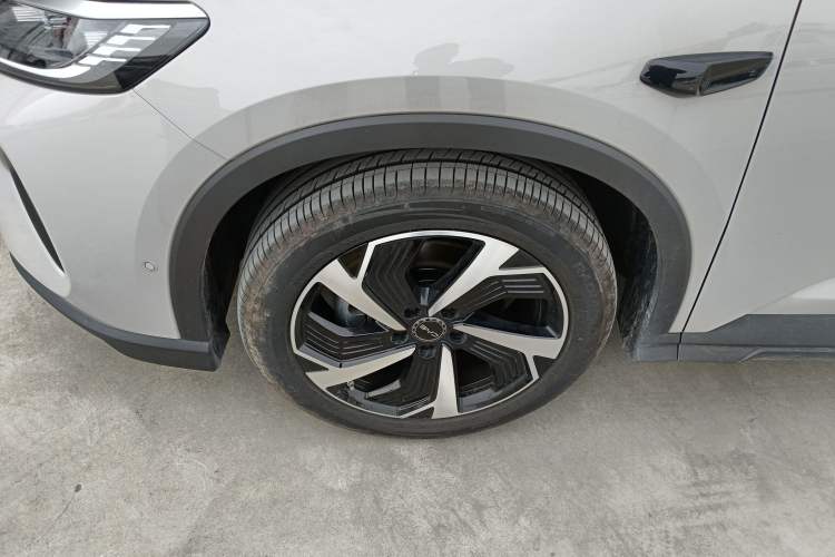 Used BYD Sealion 05 DM-i 2025 DM-i Smart Drive 115KM Flagship Model Left Front Wheel Hub