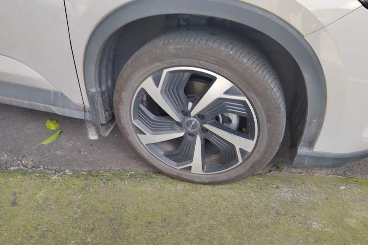 Used BYD Sealion 05 DM-i 2025 DM-i 115KM Flagship Model Right Front Wheel Hub