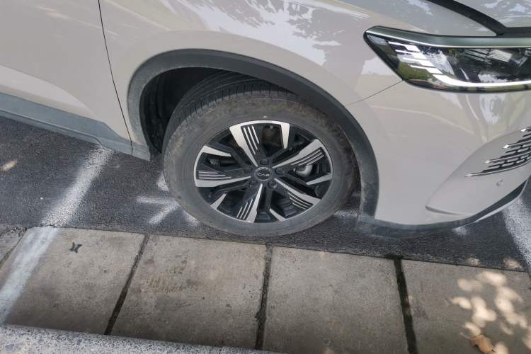 Used BYD Sealion 05 DM-i 2025 DM-i 115KM Prestige Model Right Front Wheel Hub