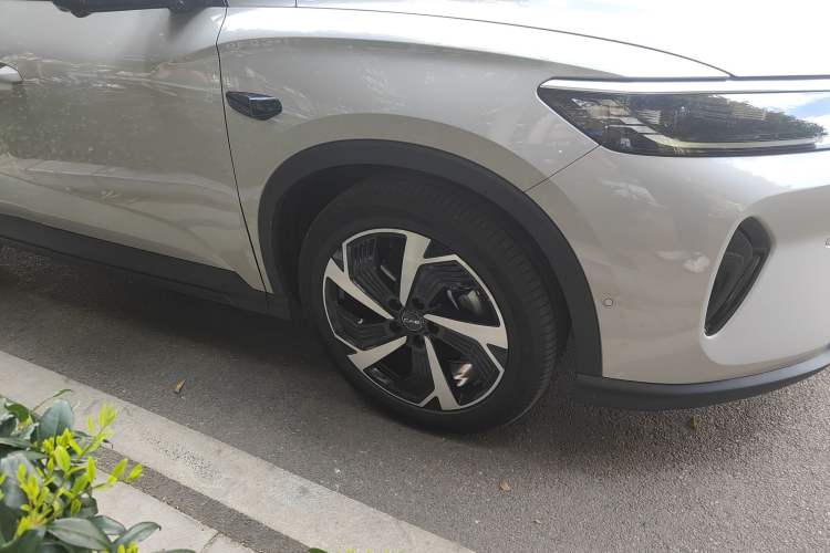 Used BYD Sealion 05 DM-i 2025 DM-i Smart Drive 115KM Flagship Model Right Front Wheel Hub