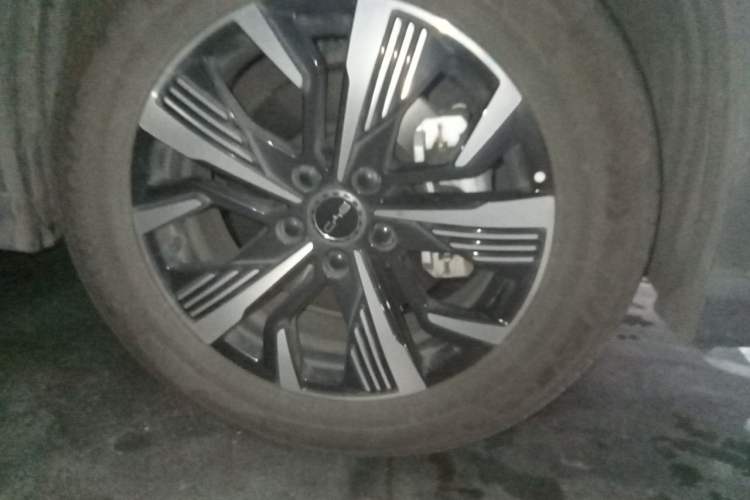 Used BYD Sealion 05 DM-i 2025 DM-i 115KM Prestige Model Right Front Wheel Hub