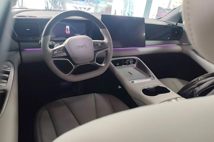 Used BYD Sealion 06 New Energy 2025 Model EV 605 Navigation Pro Edition Center Console