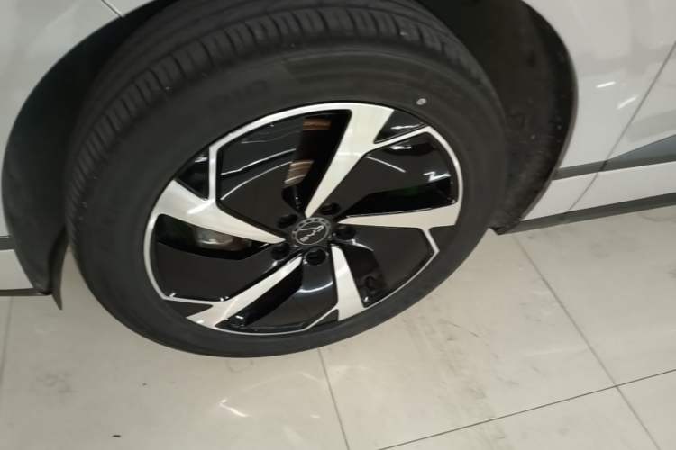 Used BYD Sealion 06 New Energy 2025 Model DM-i 170 Navigation Plus Edition Left Front Wheel Hub