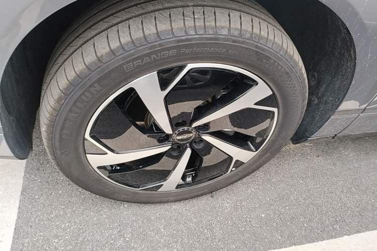 Used BYD Sealion 06 New Energy 2025 Model EV 605 Navigation Pro Edition Left Front Wheel Hub