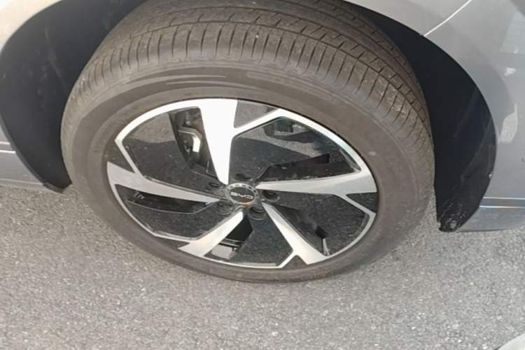 Used BYD Sealion 06 New Energy 2025 Model EV 605 Navigation Pro Edition Right Front Wheel Hub