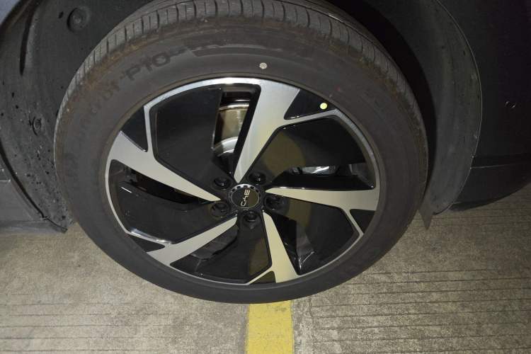 Used BYD Sealion 06 New Energy 2025 Model DM-i 170 Navigation Pro Edition Right Front Wheel Hub