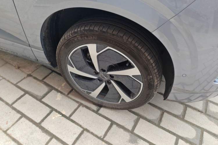 Used BYD Sealion 06 New Energy 2025 Model EV 605 Navigation Pro Edition Right Front Wheel Hub