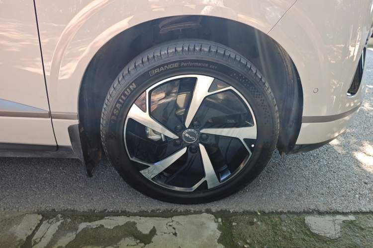 Used BYD Sealion 06 New Energy 2025 Model EV 605 Navigation Pro Edition Right Front Wheel Hub