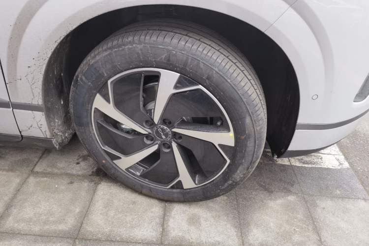 Used BYD Sealion 06 New Energy 2025 Model EV 605 Navigation Pro Edition Right Front Wheel Hub