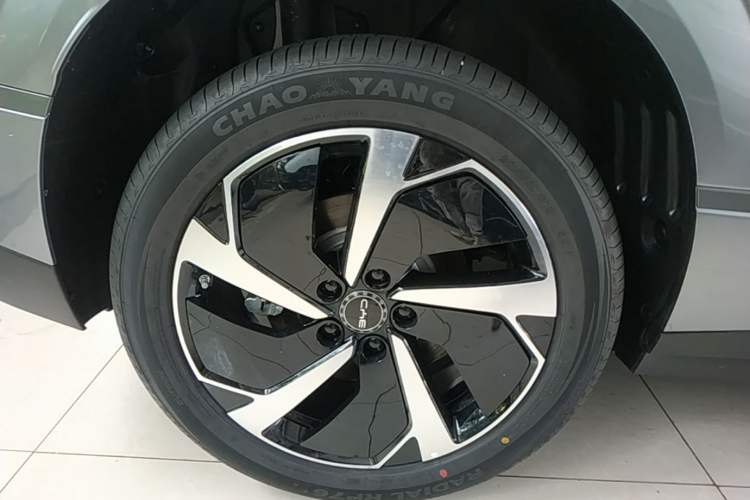 Used BYD Sealion 06 New Energy 2025 Model EV 605 Navigation Pro Edition Right Rear Wheel Hub