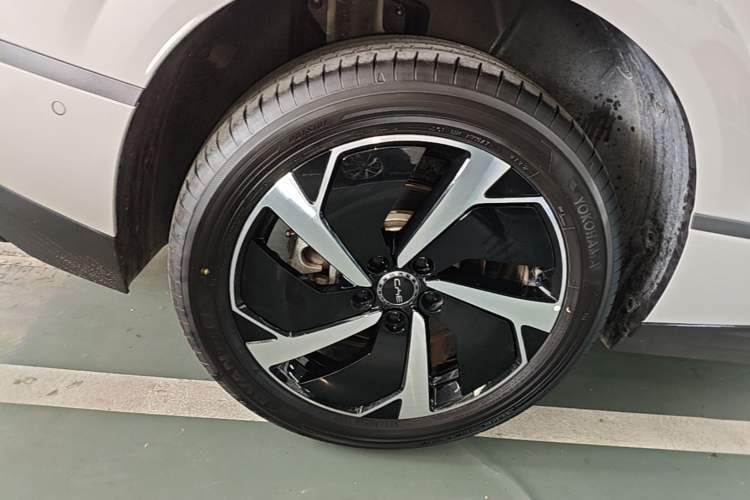 Used BYD Sealion 06 New Energy 2025 Model DM-i 170 Navigation Pro Edition Right Rear Wheel Hub