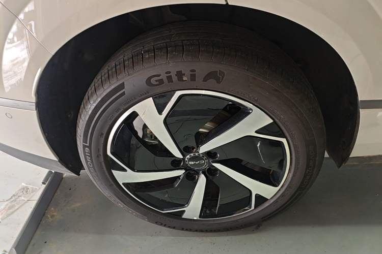 Used BYD Sealion 06 New Energy 2025 Model DM-i 170 Navigation Pro Edition Right Rear Wheel Hub