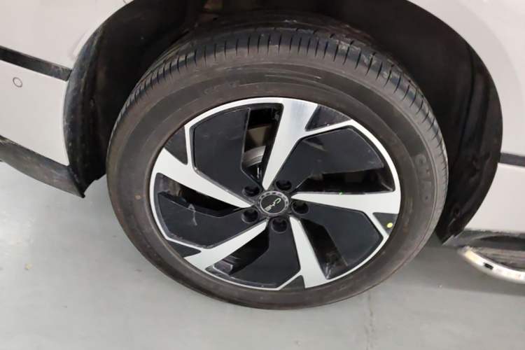 Used BYD Sealion 06 New Energy 2025 Model EV 605 Navigation Pro Edition Right Rear Wheel Hub