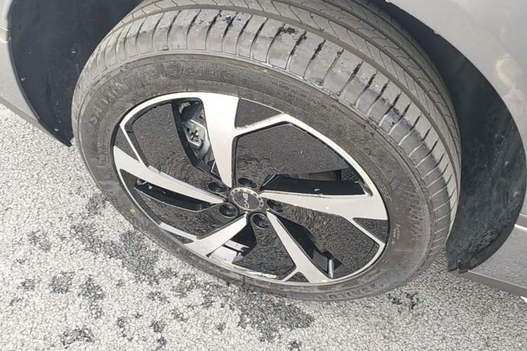 Used BYD Sealion 06 New Energy 2025 Model EV 605 Navigation Pro Edition Right Rear Wheel Hub