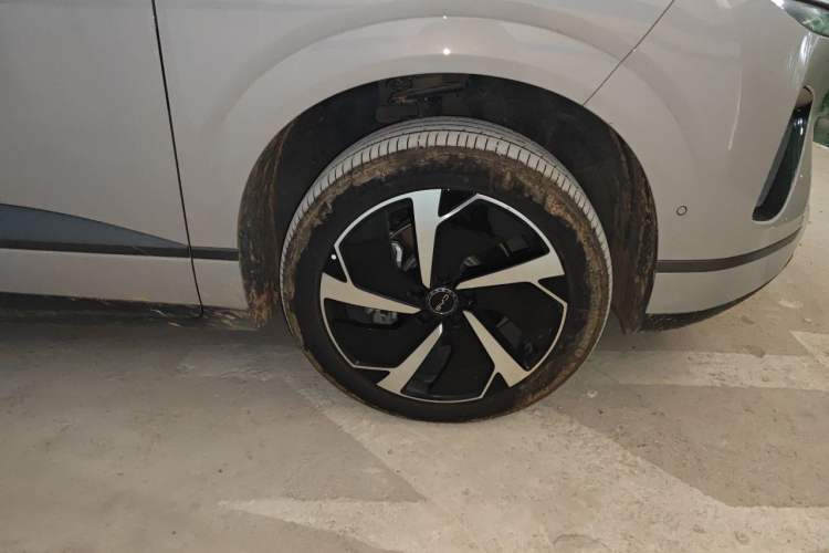 Used BYD Sealion 06 New Energy 2025 Model EV 605 Navigation Pro Edition Right Front Wheel Hub