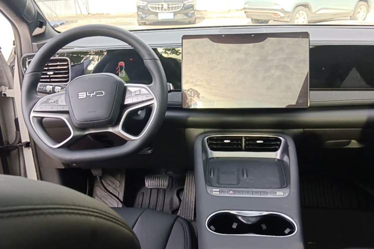 Used BYD Sealion 06 New Energy 2025 Model EV 605 Navigation Pro Edition Center Console