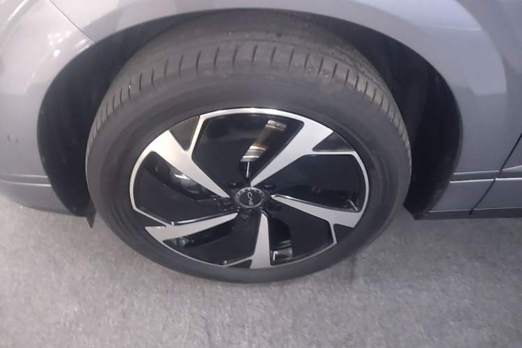 Used BYD Sealion 06 New Energy 2025 Model DM-i 170 Navigation Pro Edition Left Front Wheel Hub