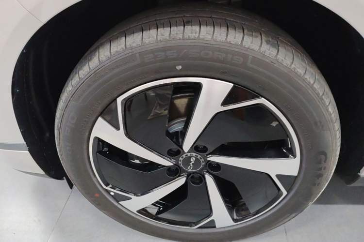 Used BYD Sealion 06 New Energy 2025 Model DM-i 170 Navigation Pro Edition Left Front Wheel Hub