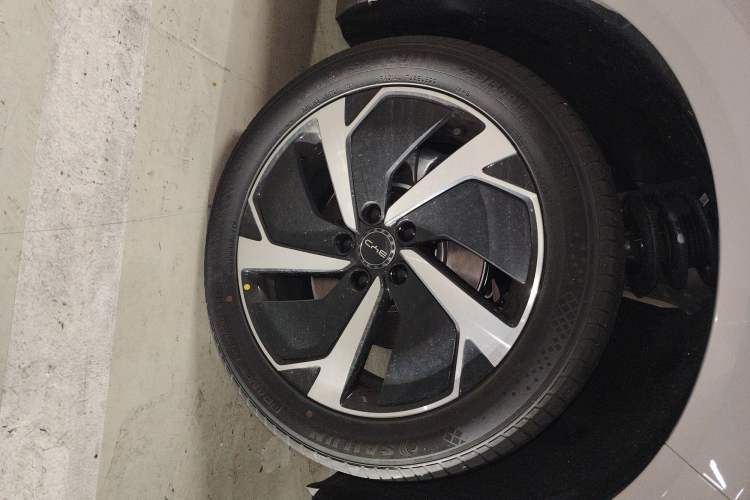 Used BYD Sealion 06 New Energy 2025 Model EV 605 Navigation Pro Edition Right Front Wheel Hub