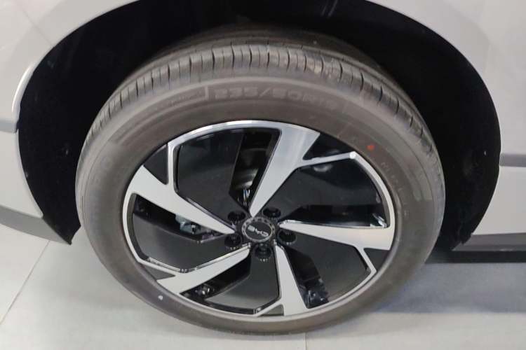 Used BYD Sealion 06 New Energy 2025 Model DM-i 170 Navigation Pro Edition Right Rear Wheel Hub